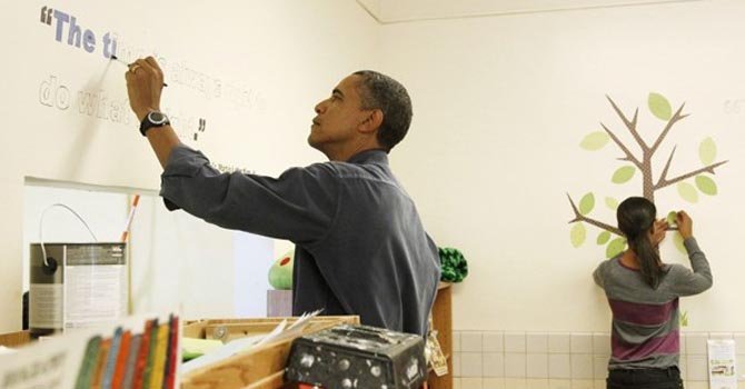 Obama escribe graffitis en el Día de Servicio