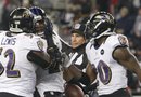 Los jugadores de los Ravens de Baltimore celebran tras realizar una intercepción durante el partido por el campeonato de la Conferencia Americana de la NFL contra los Patriots de Nueva Inglaterra.