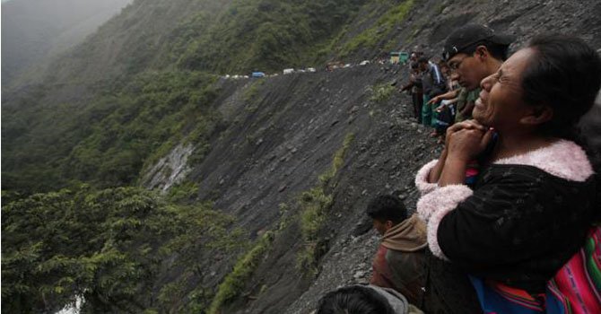 Otro accidente de buses mata a más de 10 en Bolivia