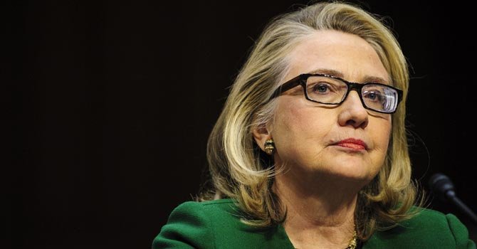 Hillary Clinton defiende su gestión en Bengasi