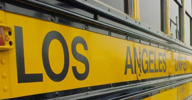 Arrestan a maestro por abusar de menores