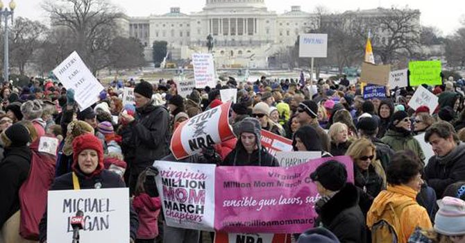 Marcha masiva exige control de armas en DC