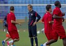 Klinsmann busca ante Canadá a los jugadores que completen el equipo nacional. En la imagen, el entrenador de la selección de Estados Unidos, Jurgen Klinsmann (c), observa a sus jugadores.
