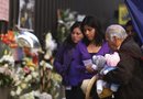 Empleados de Petróleos Mexicanos (PEMEX) colocan flores en el enrejado durante su regreso al edificio de la compañía.