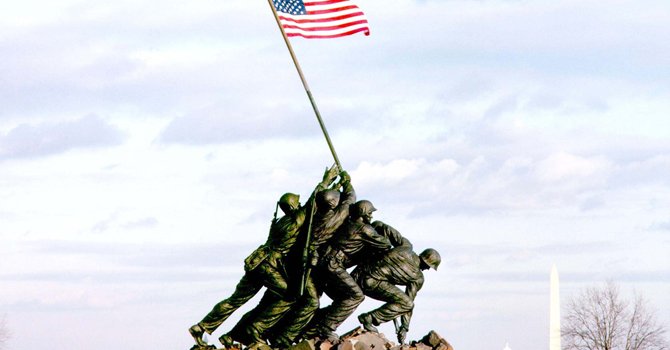Subastarán estatua original del monumento de Iwo Jima