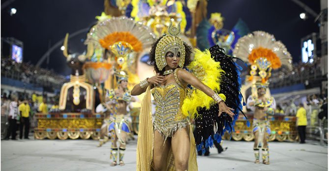 Carnaval de Río homenajea a la "diva de la samba"