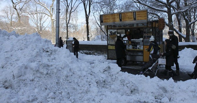 Tormenta de nieve deja al menos 10 muertos