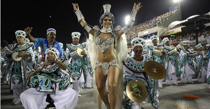 La samba inunda las calles de Brasil