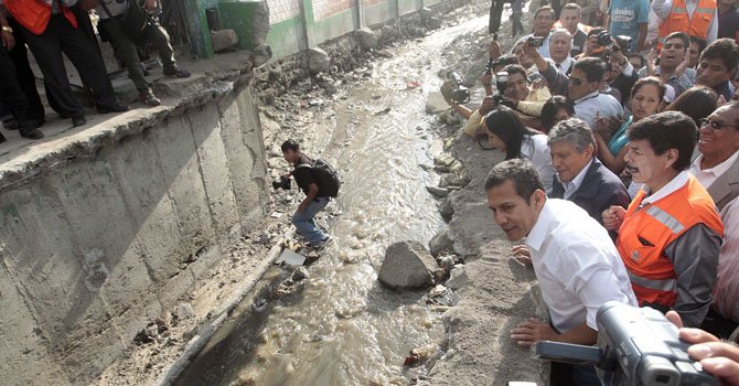 Perú: Humala visita zonas afectadas por lluvias