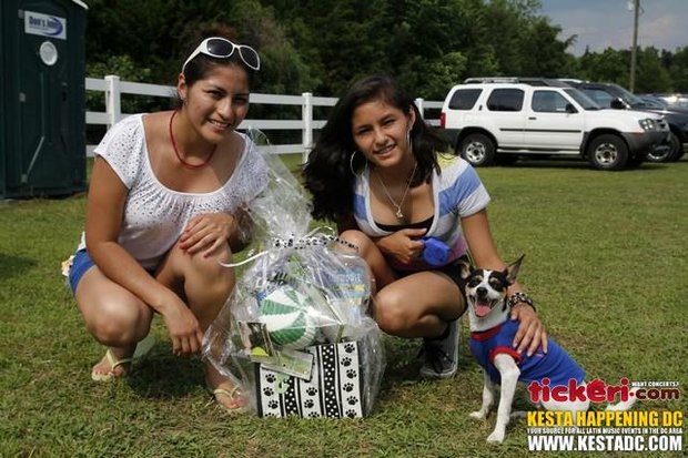 Kimbery y Diana Carrasco. "El amor de dos hermanas es grande y especial". Aquí posando con su mascota Zia.