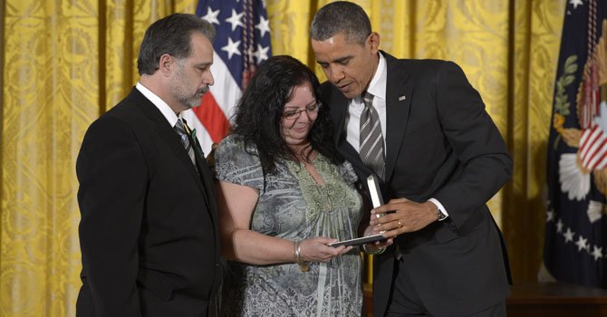Obama rinde homenaje a maestros de Newtown