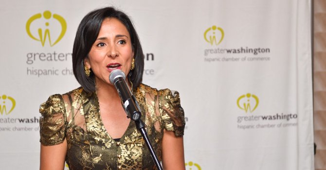 Revista de negocios premia a latina en Washington