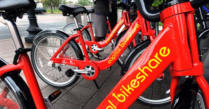 Legislan para que conductores en DC respeten a ciclistas