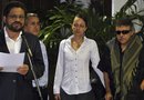 El líder de las FARC, Luciano Marín, alias "Iván Márquez” (Izqda.), lee un comunica-do junto a Seuxis Paucias, alias "Jesús Santrich"(Decha.), y a la holandesa Tanja Ni-jmeijer (centro), en La Habana (Cuba).