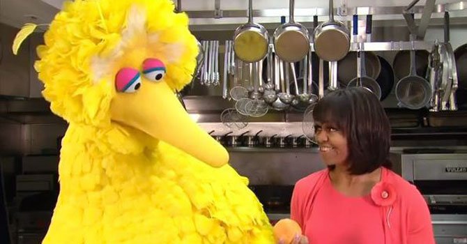 Michelle Obama se alía con Big Bird contra la obesidad