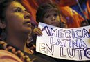 Una mujer y su hija sostienen una pancarta tras conocerse la noticia del fallecimiento del presidente venezolano, Hugo Chávez.