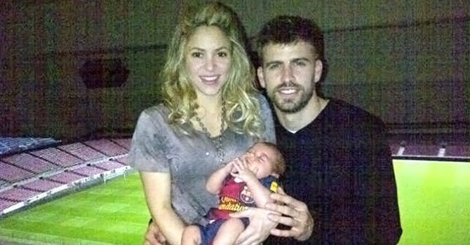 Shakira posa con su familia en Twitter