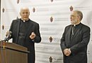El Padre Brendan Cahill, (izquierda) y el Obispo George Sheltz, (derecha) hablan del júbilo de la iglesa Católica por la unción del argentino Jorge Mario Bergoglio como Papa Francisco