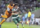El jugador del Santos Laguna Iván Estrada (d) recibe una falta de Kofi Sarkodie (i), del Houston Dynamo