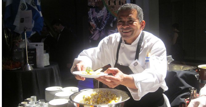 Chef salvadoreño pone en alto a la cocina local