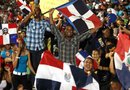 Aficionados observan la transmisión del partido por la final del Clásico Mundial de Béisbol entre República Dominicana y Puerto Rico en el estadio Quisqueya de la capital dominicana.