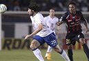 El jugador del Cruz Azul Hugo Pavone recibe el balón ante la marca de Alberto García de Atlante, durante un partido de la jornada 11 del torneo Clausura 2013, en el estadio Andrés Quintana Roo de Cancún (México).