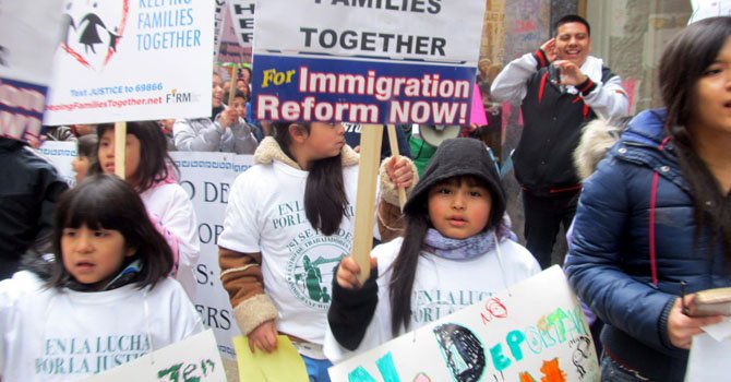 Niños marchan en Chicago contra la separación de familias