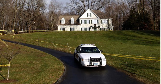 Hallan arsenal en casa de autor de masacre de Newtown