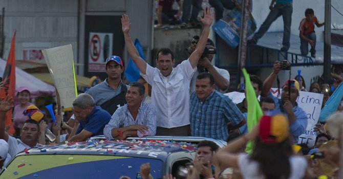 Capriles predice que vencerá a Maduro con votos chavistas