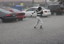 Un dolor de cabeza para los automovilistas representó la lluvia de esta mañana. Calles inundadas y accidentes provocaron que muchos residentes llegaran tarde al trabajo.
