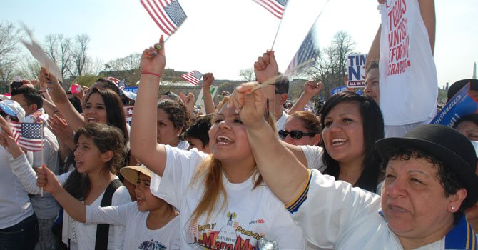 Atrasan reforma migratoria por ataques en Boston