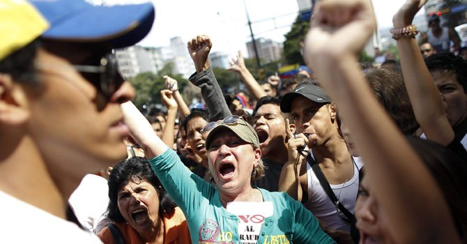 Cacerolazo y protestas tras la proclamación de Maduro