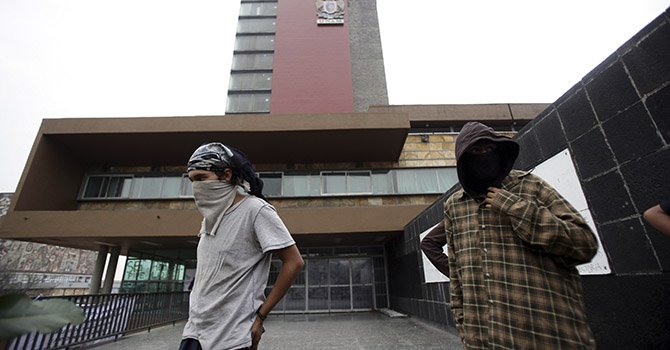 Rectoría de la UNAM sigue tomada por grupo de encapuchados