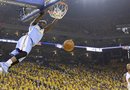 Los Heat y Spurs pasan a semifinales; Warriors y Knicks cuentan con ventaja (3-1) Mate del jugador Ty Lawson (izda) de los Denver Nuggets en el partido frente a los Golden State Warriors.