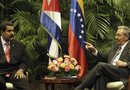 El presidente de Cuba, Raúl Castro (d), y su homólogo venezolano, Nicolás Maduro (i), en una reunión oficial en el Palacio de la Revolución de La Habana (Cuba).