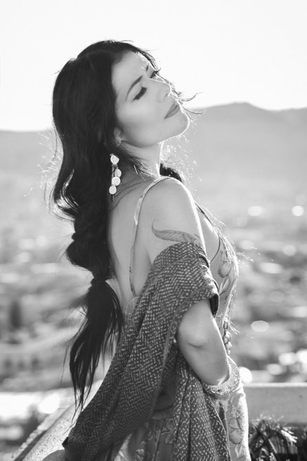 Lila Downs canta composiciones de José Alfredo Jiménez, Marco Antonio Solis, Cuco Sánchez y Tomás Méndez.