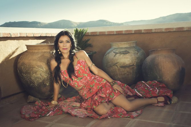 Lila Downs de gira con "Pecados y Milagros" su nuevo material.