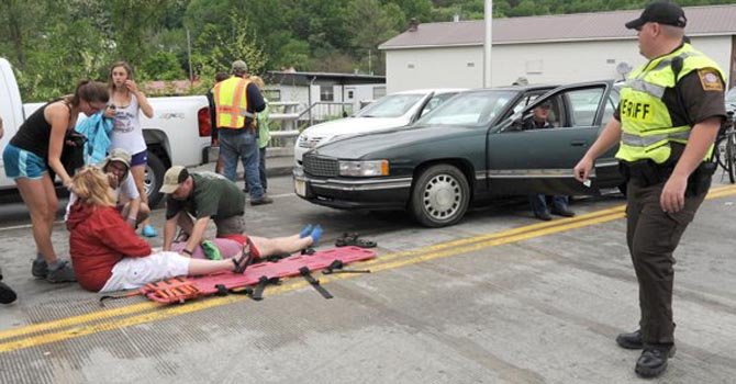 Vehículo embiste desfile en Virginia, hay 60 heridos