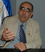El embajador de El Salvador, Rubén Zamora. La embajada y el consulado preparan un plan para reinscribir a miles de compatriotas al TPS.
