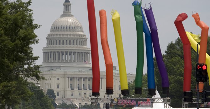 Homosexuales latinos celebran su "orgullo gay"