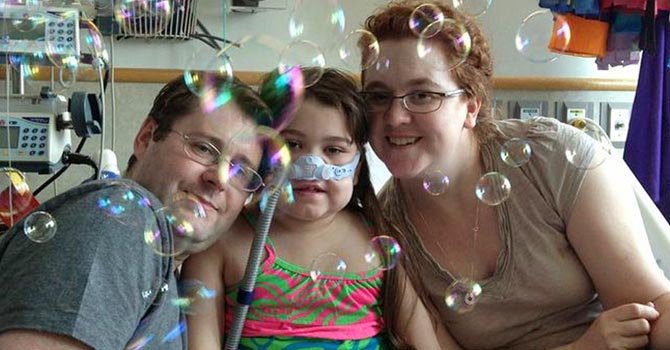 Dan de alta a niña que recibió pulmones