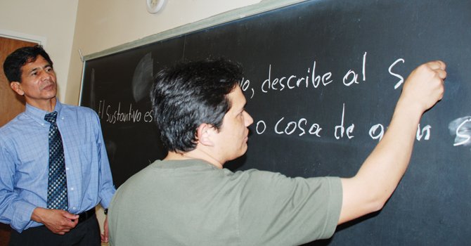 Inmigrantes participan en concurso de deletreo de DC