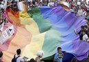 La declaración de inconstitucionalidad de la ley DOMA implica que los matrimonios homosexuales podrán comenzar a recibir beneficios federales en los estados donde es reconocido el matrimonio gay.