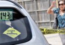 En promedio son aproximadamente 30 menores los que fallecen anualmente al ser olvidados en los carros bajo temperaturas ardientes. Cuando el termómetro marca100 grados fuera, la temperatura al interior del carro puede aumentar hasta los 140 grados.