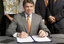 El gobernador promovió fuertemente la iniciativa para controlar el aborto en Texas, que con su firma se convierte en ley.
