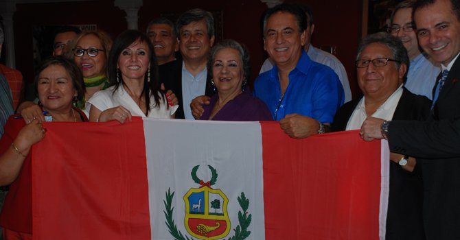 Los peruanos listos para celebrar su Independencia