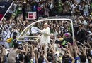 El recorrido en papamóvil por el centro no estaba previsto en la agenda oficial del Pontífice pero el Vaticano anunció el viernes que el deseo de Papa Francisco era saludar a la población desde su primer día en Río de Janeiro.