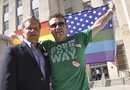 Las parejas homosexuales legalmente casadas pueden realizar trámites de inmigración así vivan en estados donde estas uniones no son reconocidas.