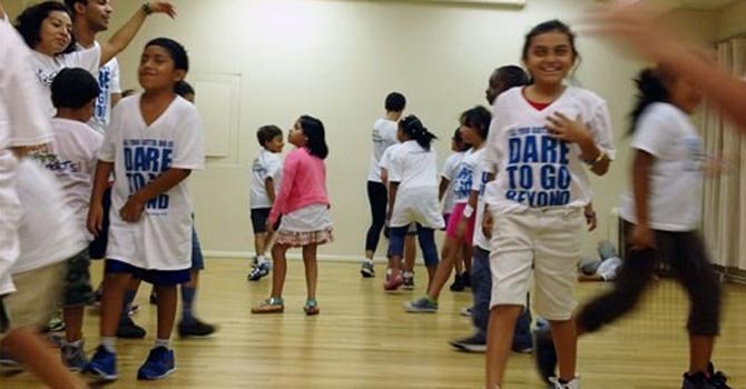 Niños latinos aprenden teatro en Broadway