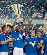 Los estadounidenses, orgullosos con el trofeo.